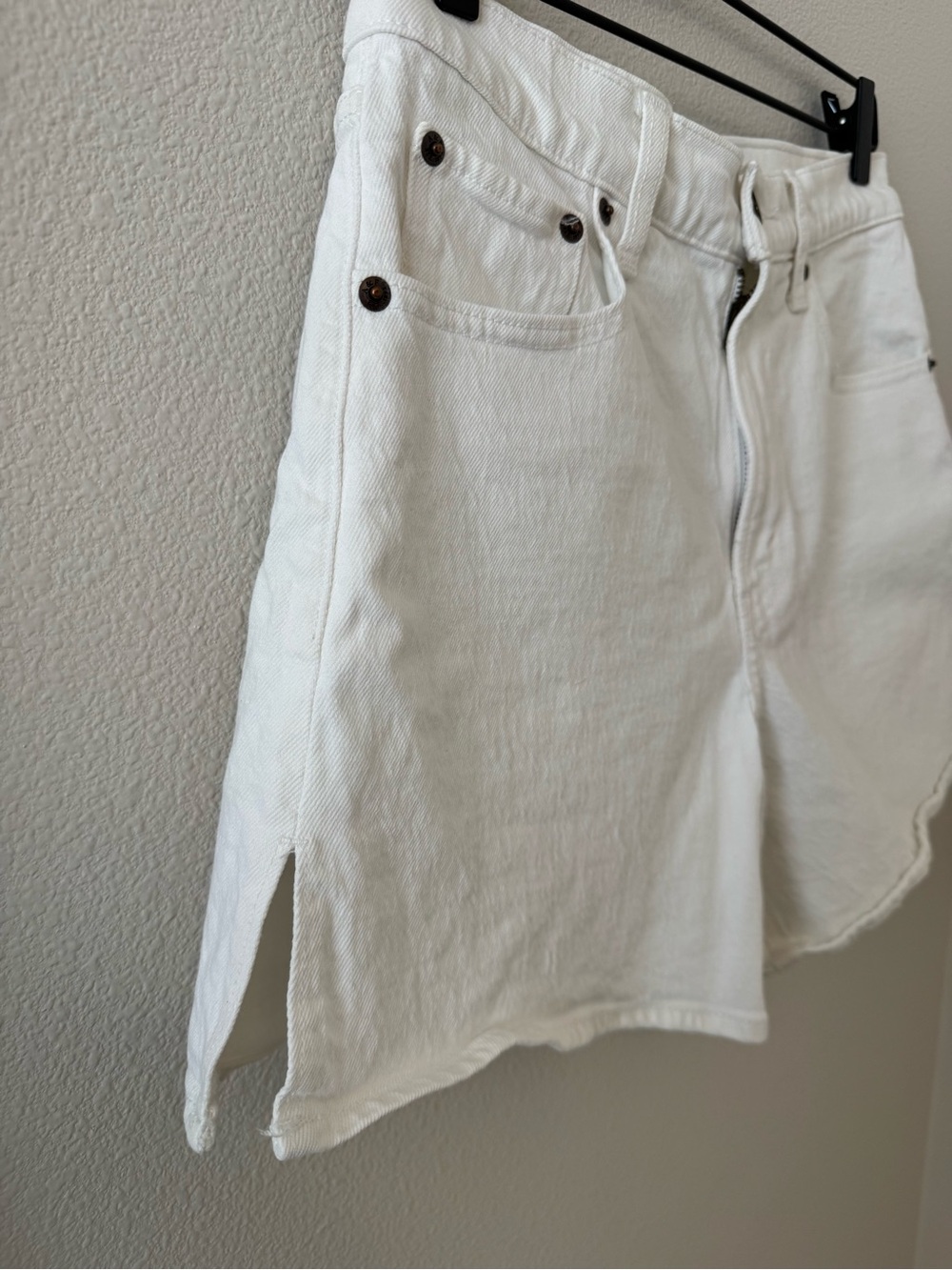 Abercrombie & Fitch White High-Rise Dad Short - Picture 4 of 4